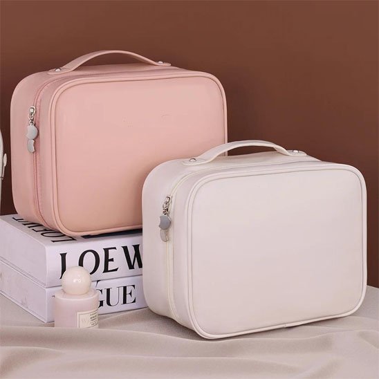 Trousse maquillage blanc casse et rose fermees