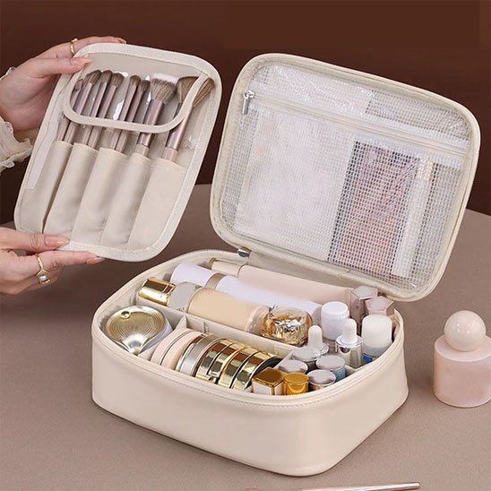 Trousse maquillage beige
 ouverte et presentation