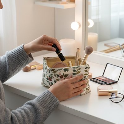 Trousse maquillage oiseaux femme utilisant la pochette