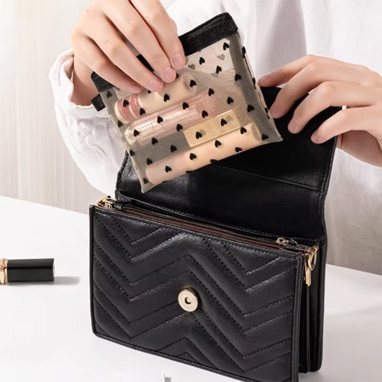 Trousse maquillage pochette transparente coeurdans sac