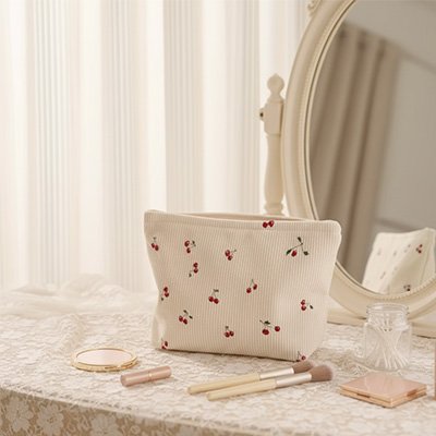 Trousse maquillageen velours cotelé debout sur table