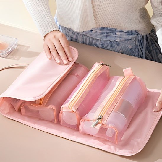 trousse pour maquillage multi-pochettes rose ouverte avec dame